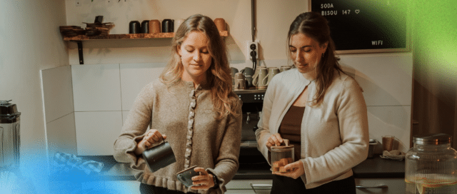 De nichtjes Denise en Annick Kusse aan het werk in Bisou