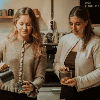 De nichtjes Denise en Annick Kusse aan het werk in Bisou
