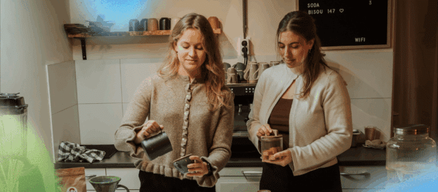 De nichtjes Denise en Annick Kusse aan het werk in Bisou