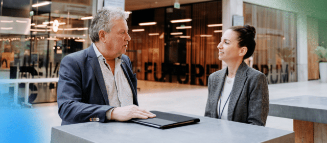 Ondernemer Inbar stelt haar vragen aan OKB-adviseur Hans