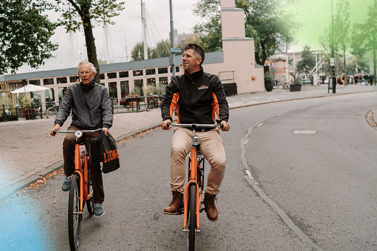 Ondernemer en ondernemerscoach fietsen door verschillende steden