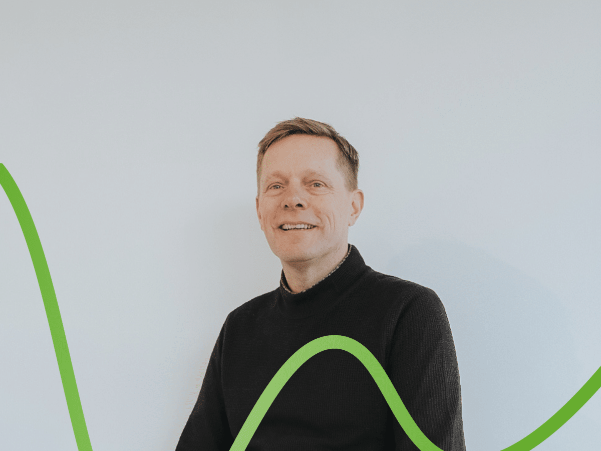 Rob heeft naast zijn baan bij de KVK een eigen bedrijf in de botenservice in het hogere segment. Hoe spreekt hij deze doelgroep aan? En hoe bepaalt hij zijn uurtarief? Rob legt uit hoe je jouw waarde kunt bepalen en tegelijkertijd concurrerend kunt blijven, waarbij hij ingaat op aspecten zoals klantsegmenten, communicatie met klanten over tarieven, en het omgaan met tariefonderhandelingen.